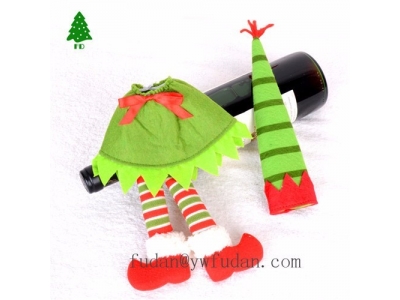 The new Christmas fine red wine bottle is decorated with two bottles of red and green wine